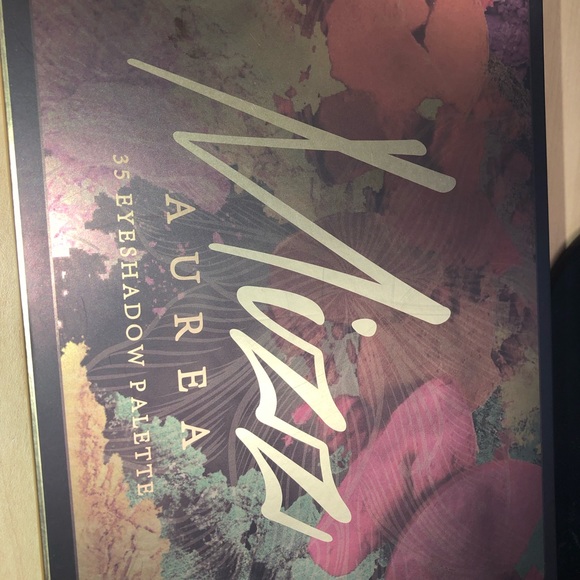 Eyeshadow pallet beautiful - Picture 2 of 5